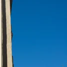 /attachments/trips/cosas-que-me-han-llamado-la-atencion-al-volver-a-espana/madrid-building-facade-sunny_hu_87572ba112497581.webp