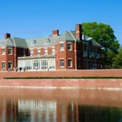 /attachments/trips/de-visita-a-allerton-park/allerton-house-against-blue-sky_hu_a24defbfab998206.webp