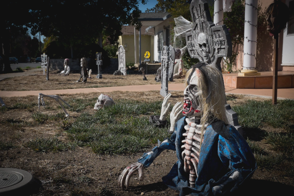 halloween-decoration-sunnyvale-zombie.webp