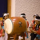 /attachments/trips/samurais-y-tambores-en-una-comunidad-local-de-sendai/ni%C3%B1os-tocando-el-tambor-taiko-y-la-flauta-vestidos-tradicionales-sendai_hu_3c42fc834066bff6.webp