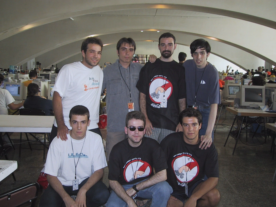 1ª Fila de izquierda a derecha: LDM, Mystix, Insane, Ace. 2ª Fila de izquierda a derecha: dharana, Delirio y Dex.